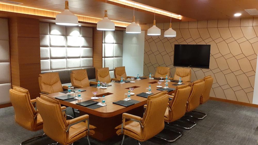 Ramada By Wyndham Jalandhar City Center Екстер'єр фото