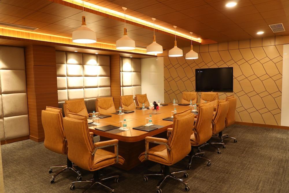 Ramada By Wyndham Jalandhar City Center Екстер'єр фото