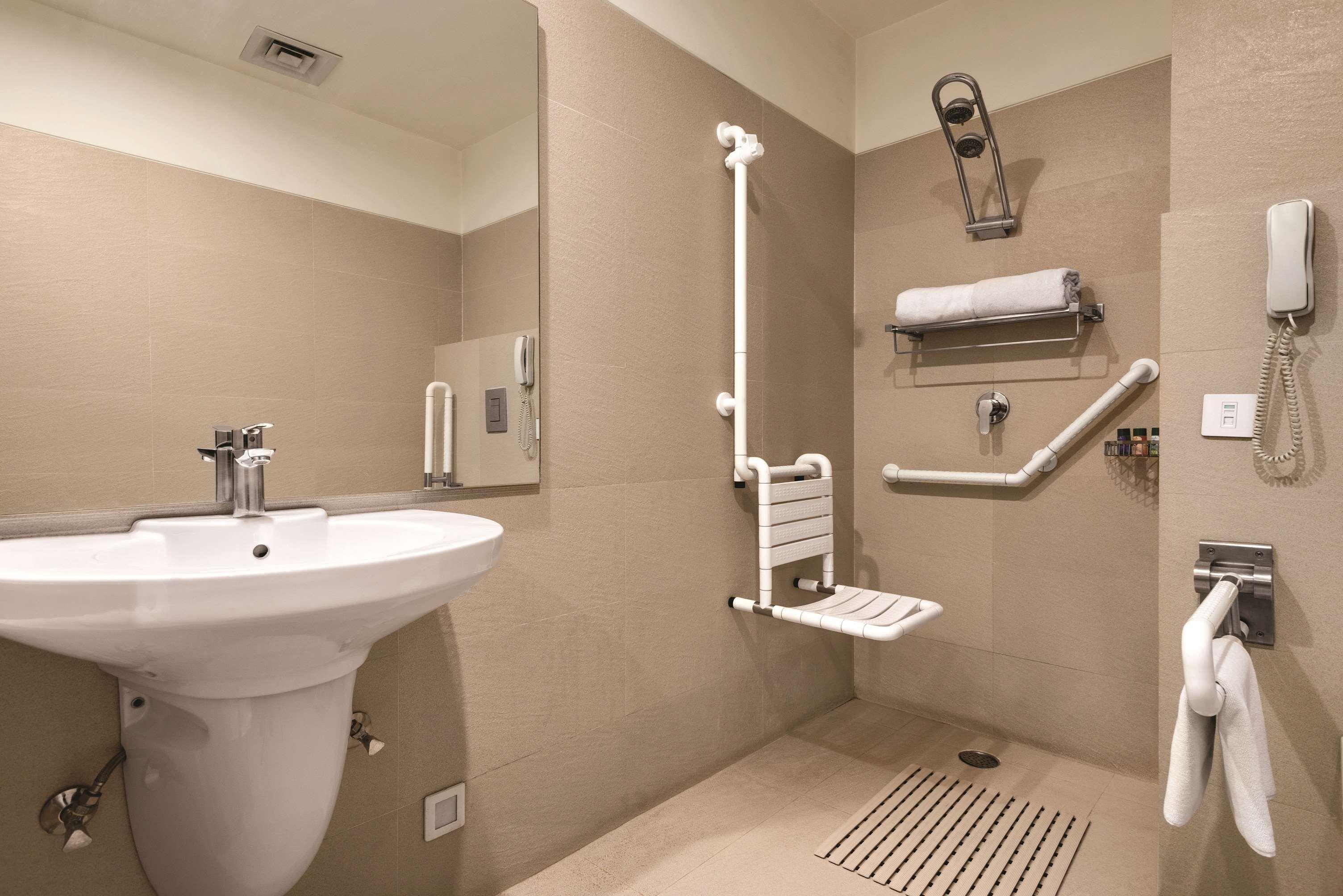 Ramada By Wyndham Jalandhar City Center Екстер'єр фото