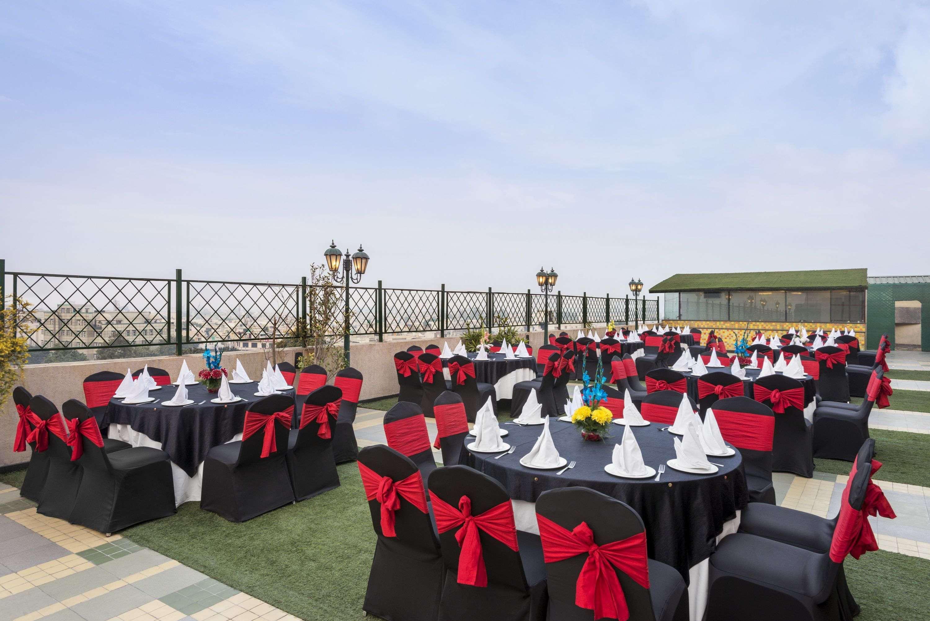 Ramada By Wyndham Jalandhar City Center Екстер'єр фото