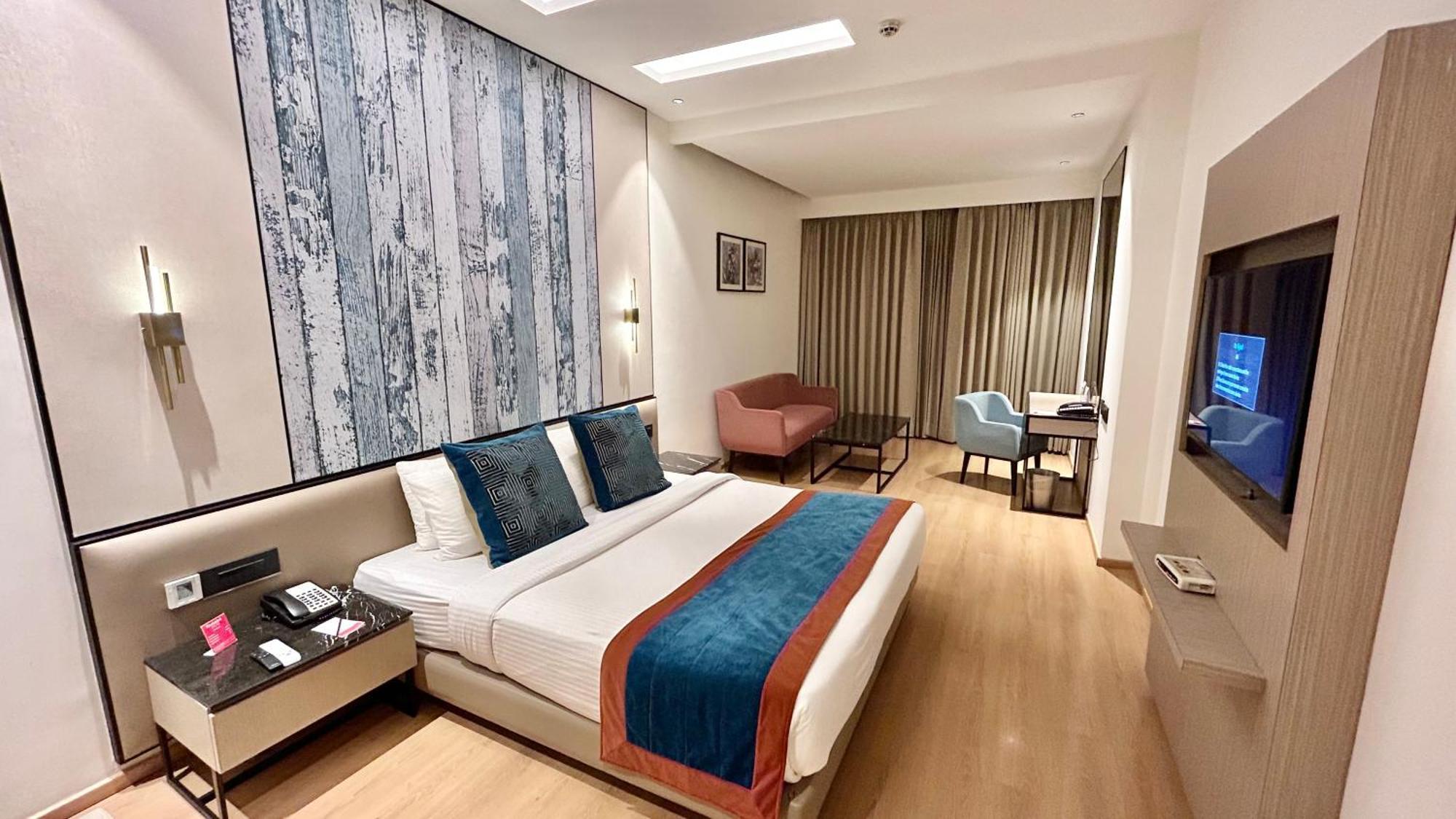 Ramada By Wyndham Jalandhar City Center Екстер'єр фото